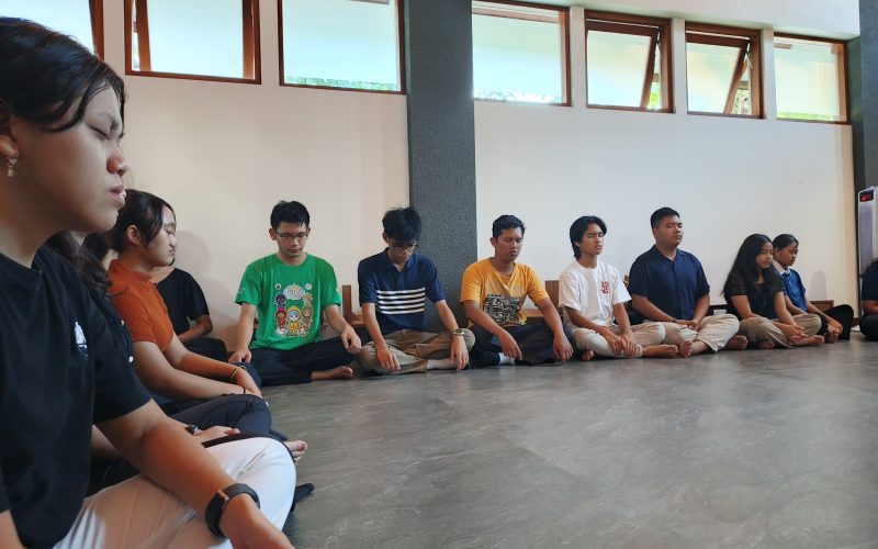 Menemukan Tuhan dalam Keheningan