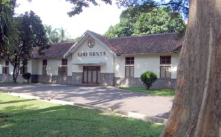 Tampak dari depan kiri bangunan Girisonta di Ungaran, Semarang, Jawa Tengah.